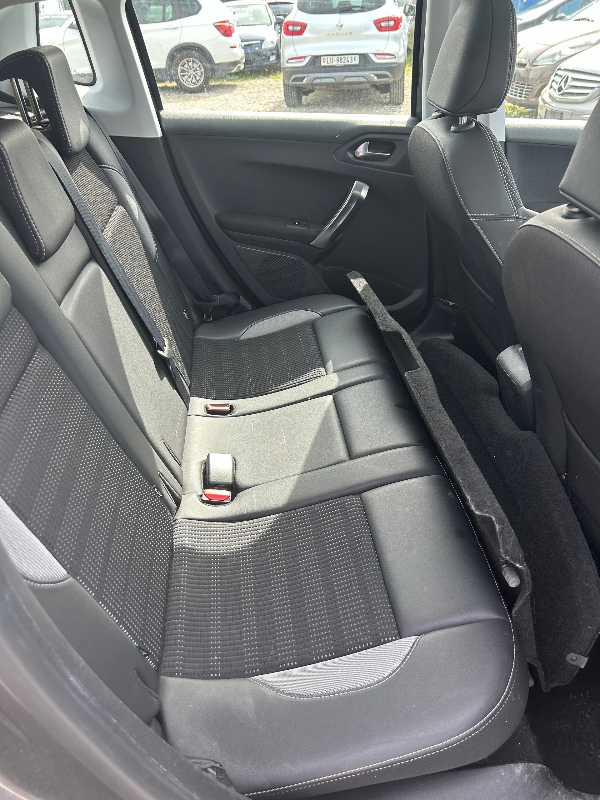 PEUGEOT 2008 1.2 PureTech Allure-image-10