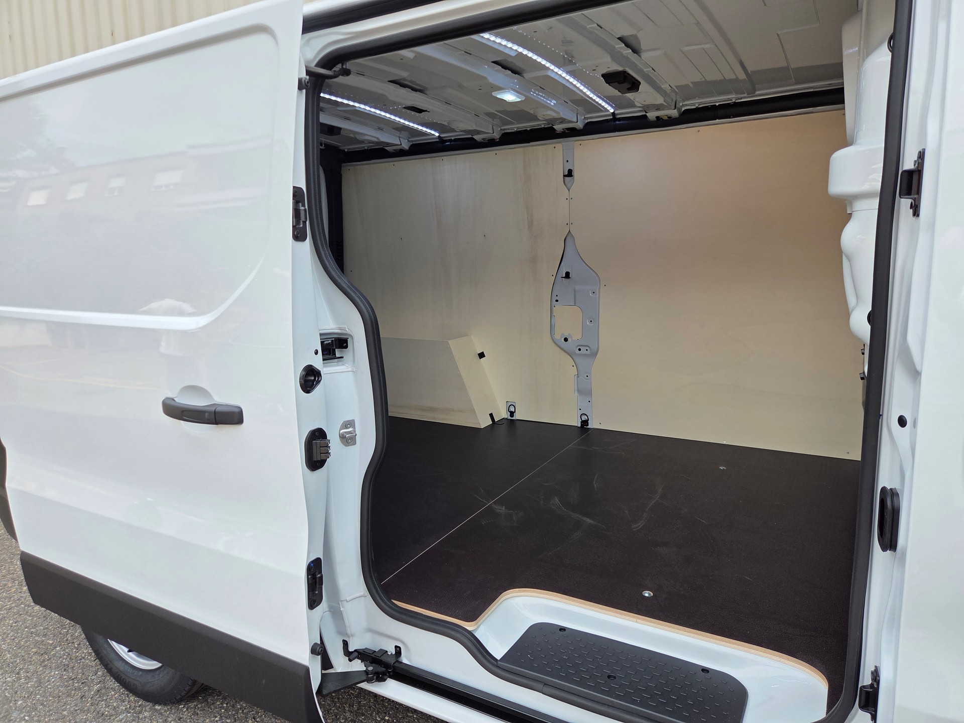 RENAULT Trafic Kaw. 3.0 t L2 H1 2.0 dCi Blue 150 Advance-image-14