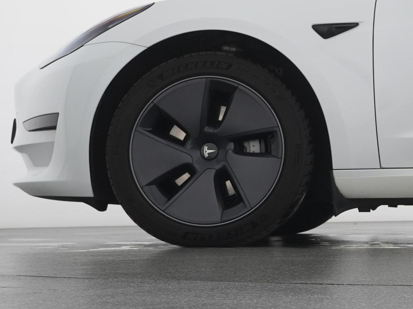 TESLA Model 3-showroom-element-2