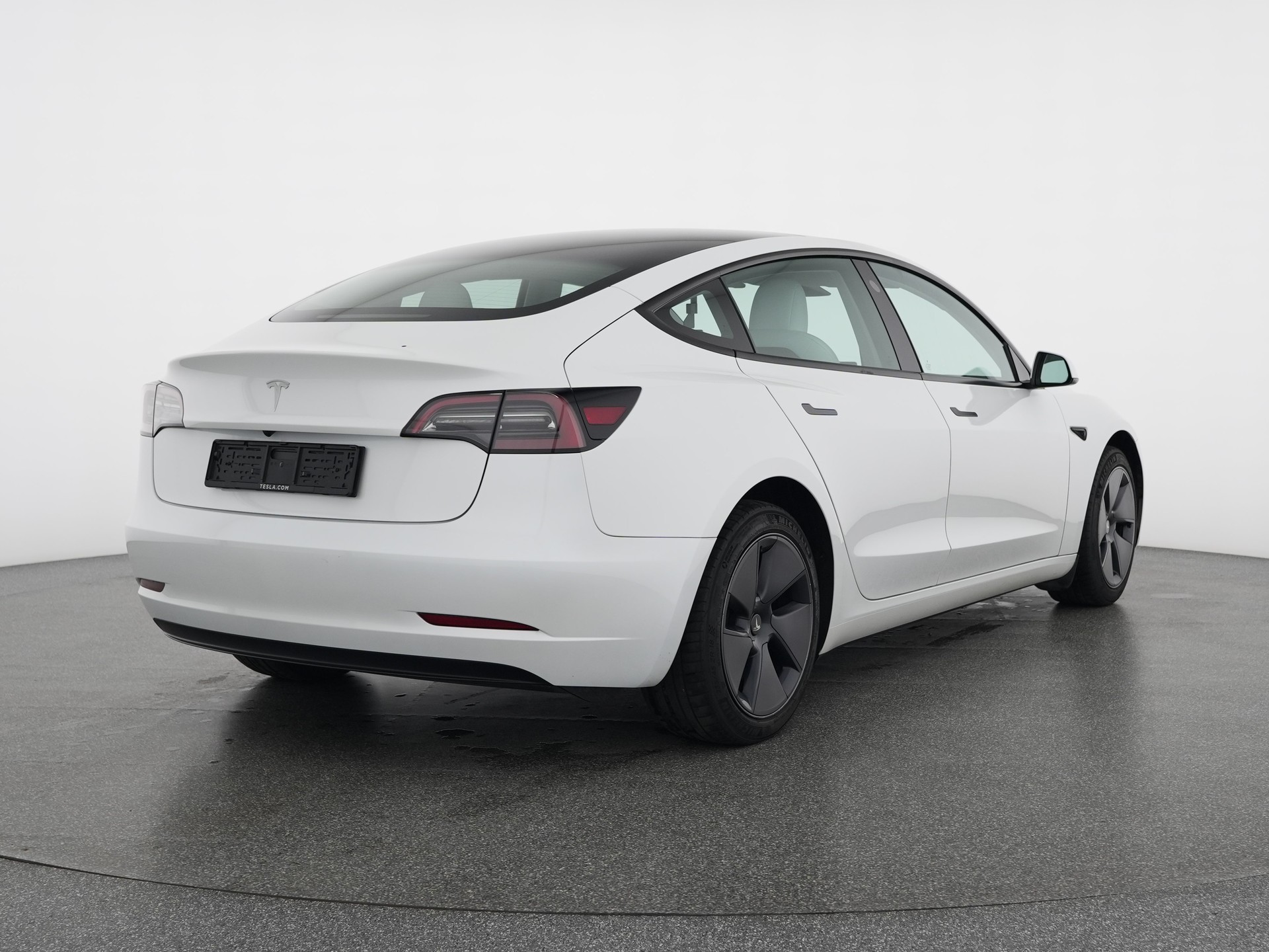 TESLA Model 3-showroom-element-3