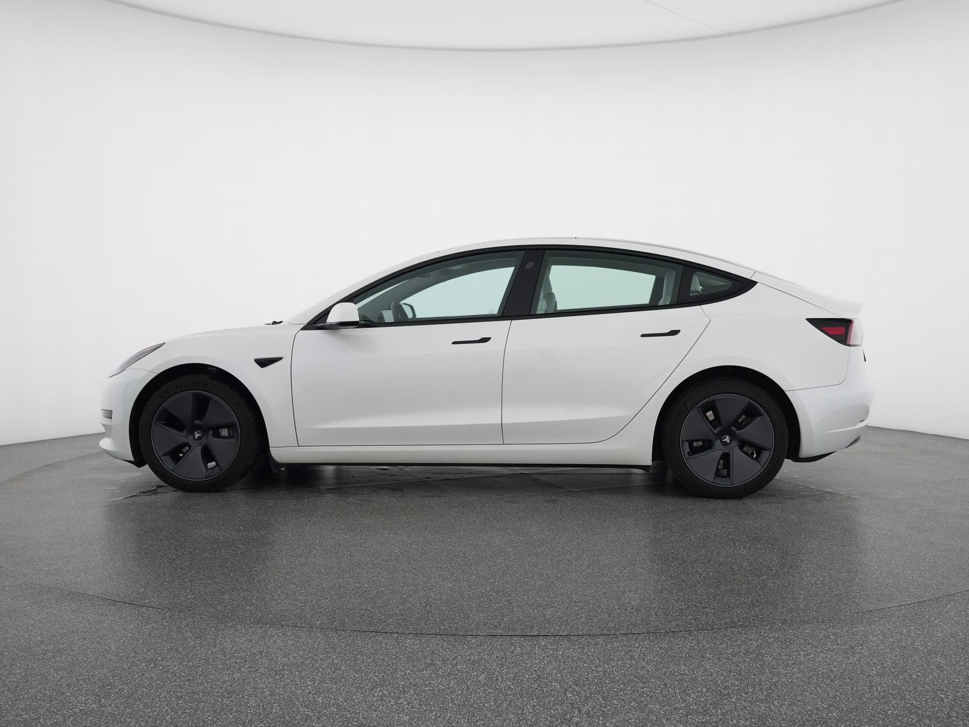 TESLA Model 3-showroom-element-1