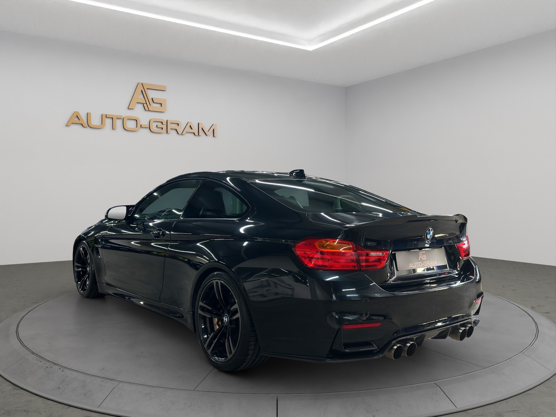 BMW M4 Coupé-showroom-element-2