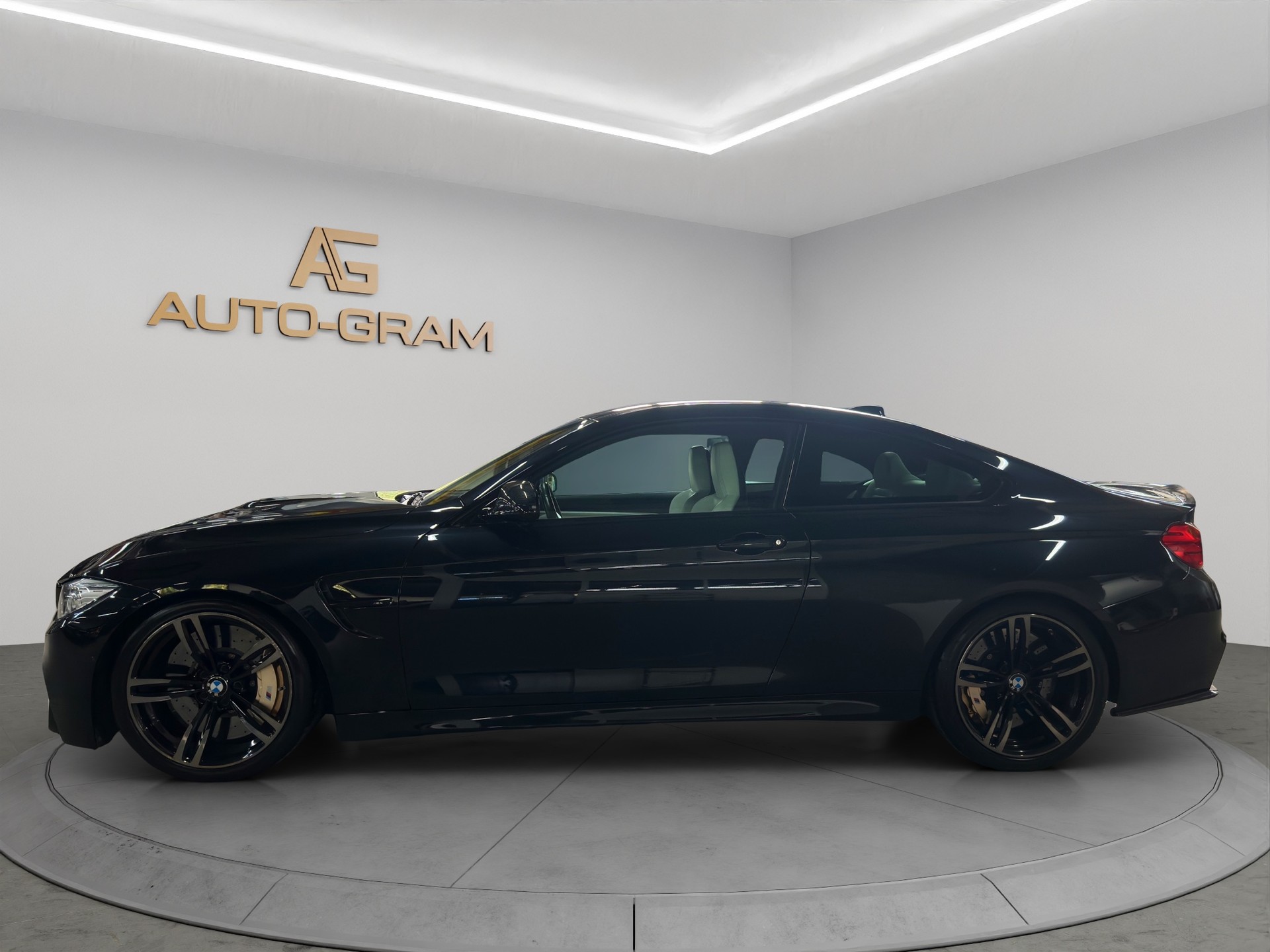 BMW M4 Coupé-showroom-element-1