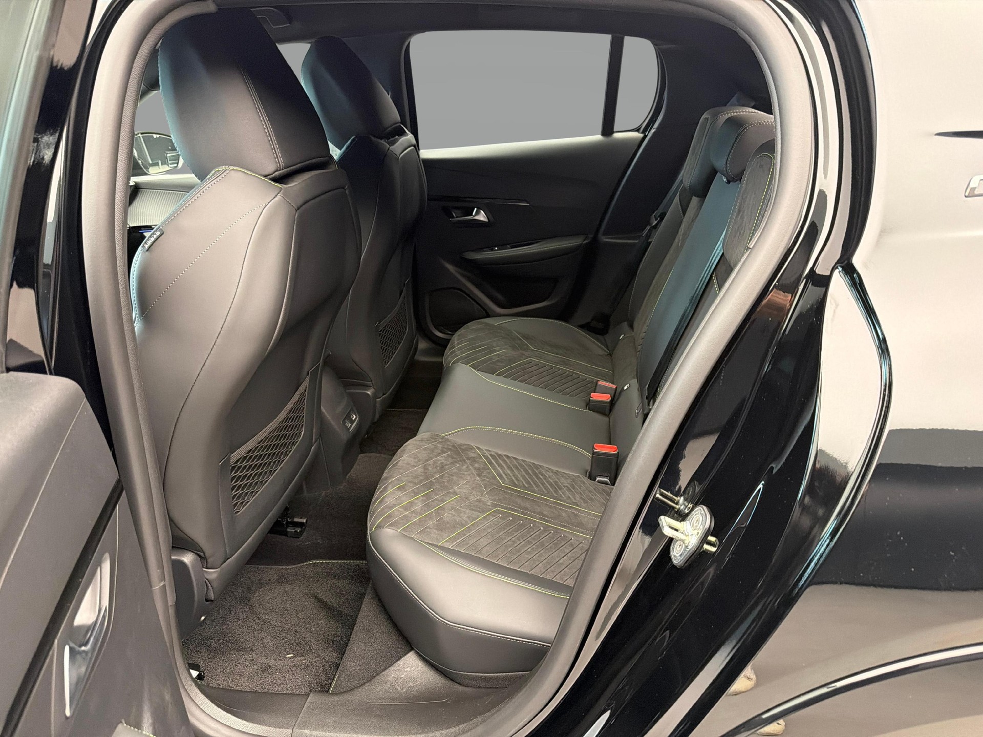 PEUGEOT 208 1.2 Hybrid 145 GT-image-10