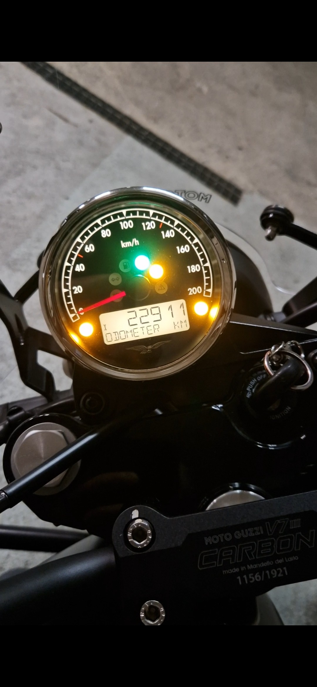 MOTO GUZZI V7 III Carbon Shine 750-image-5