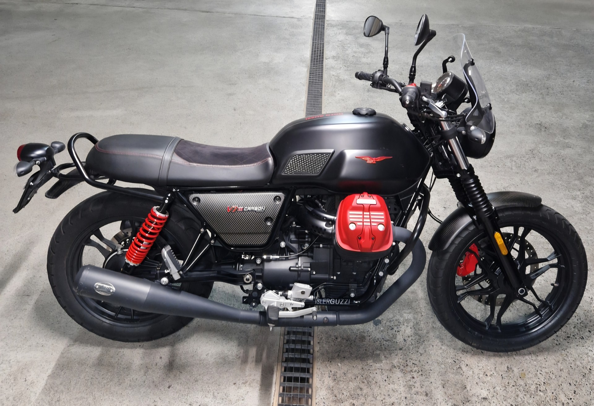 MOTO GUZZI V7 III Carbon Shine 750-image-4