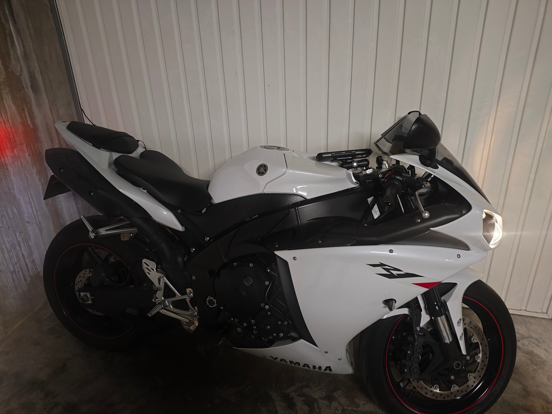 YAMAHA YZF-R1-image-1