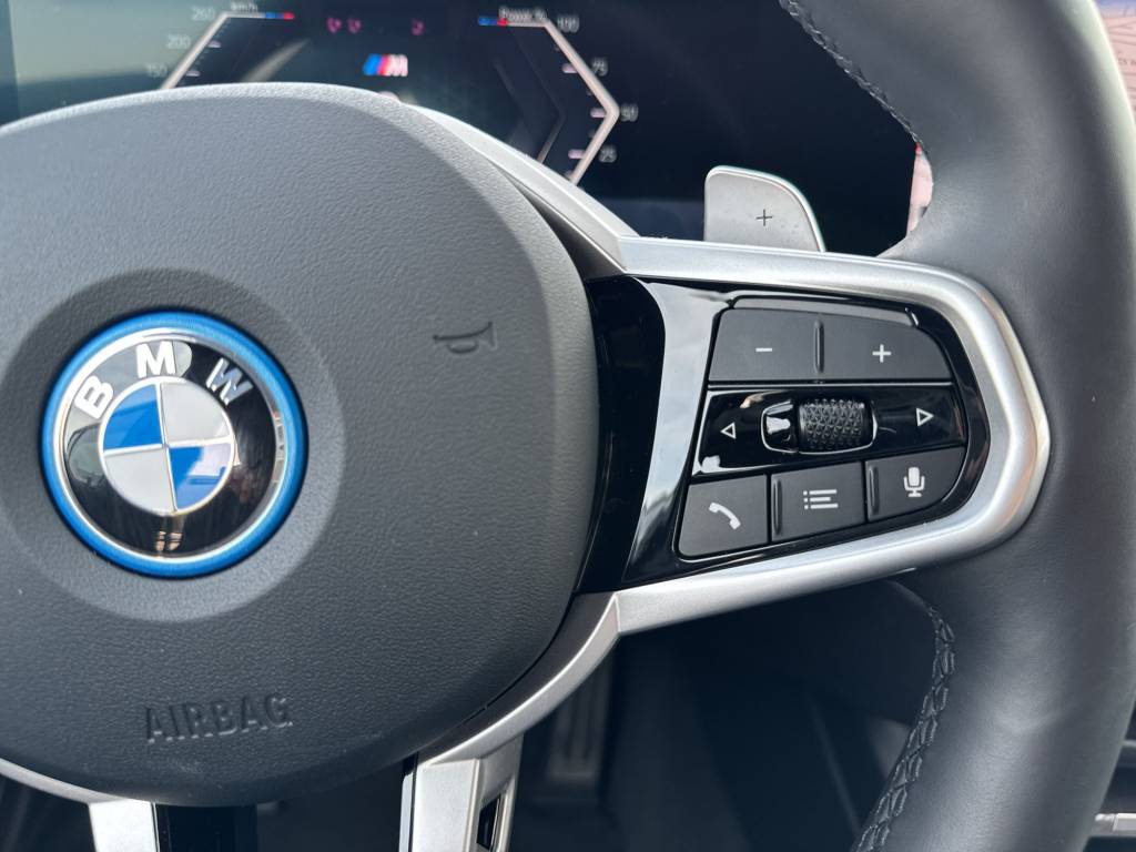 BMW 330e x DriveTouring Steptronic M Sport-image-16