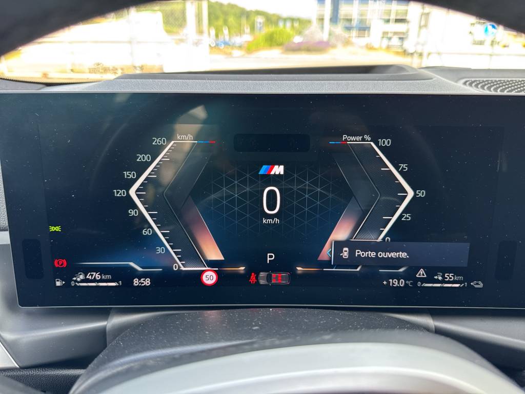 BMW 330e x DriveTouring Steptronic M Sport-image-14