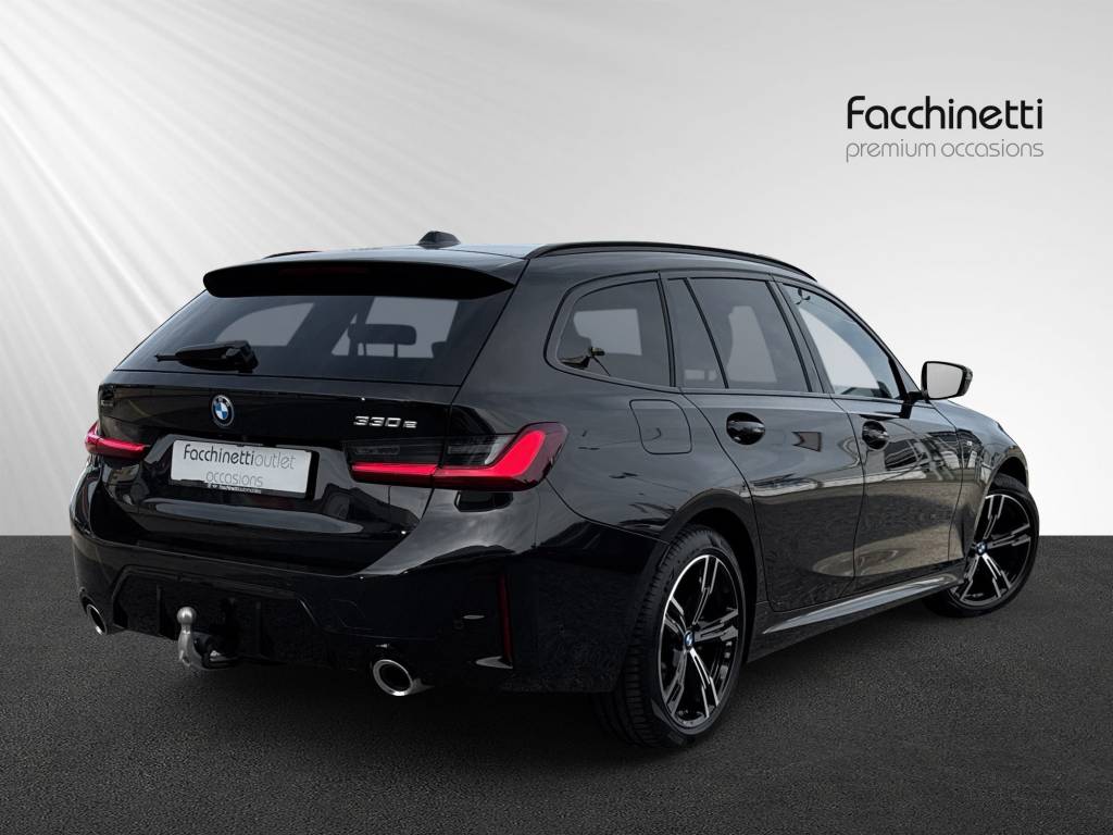 BMW 330e x DriveTouring Steptronic M Sport-showroom-element-3