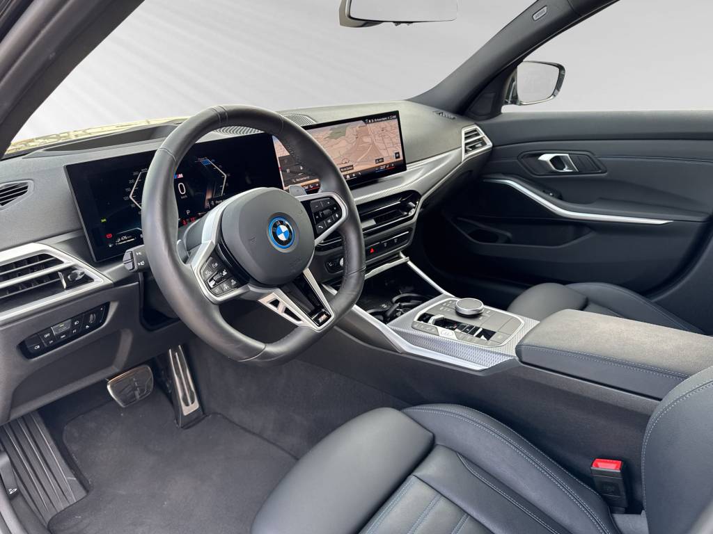 BMW 330e x DriveTouring Steptronic M Sport-image-4