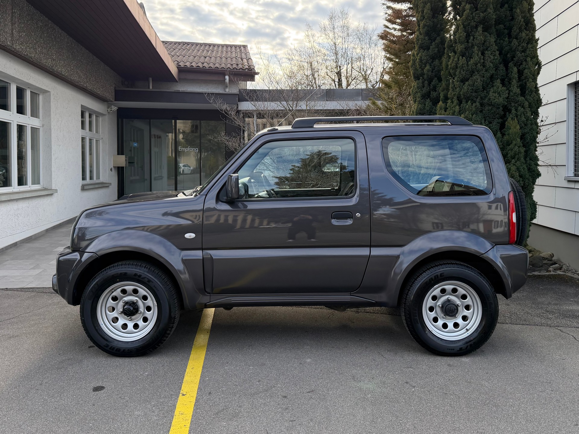 SUZUKI Jimny 1.3 4x4 16V Compact Top Automatic 4-Plätzer *Top-Ausstattung*aus 1. Hand*Servicegepflegt*-image-4