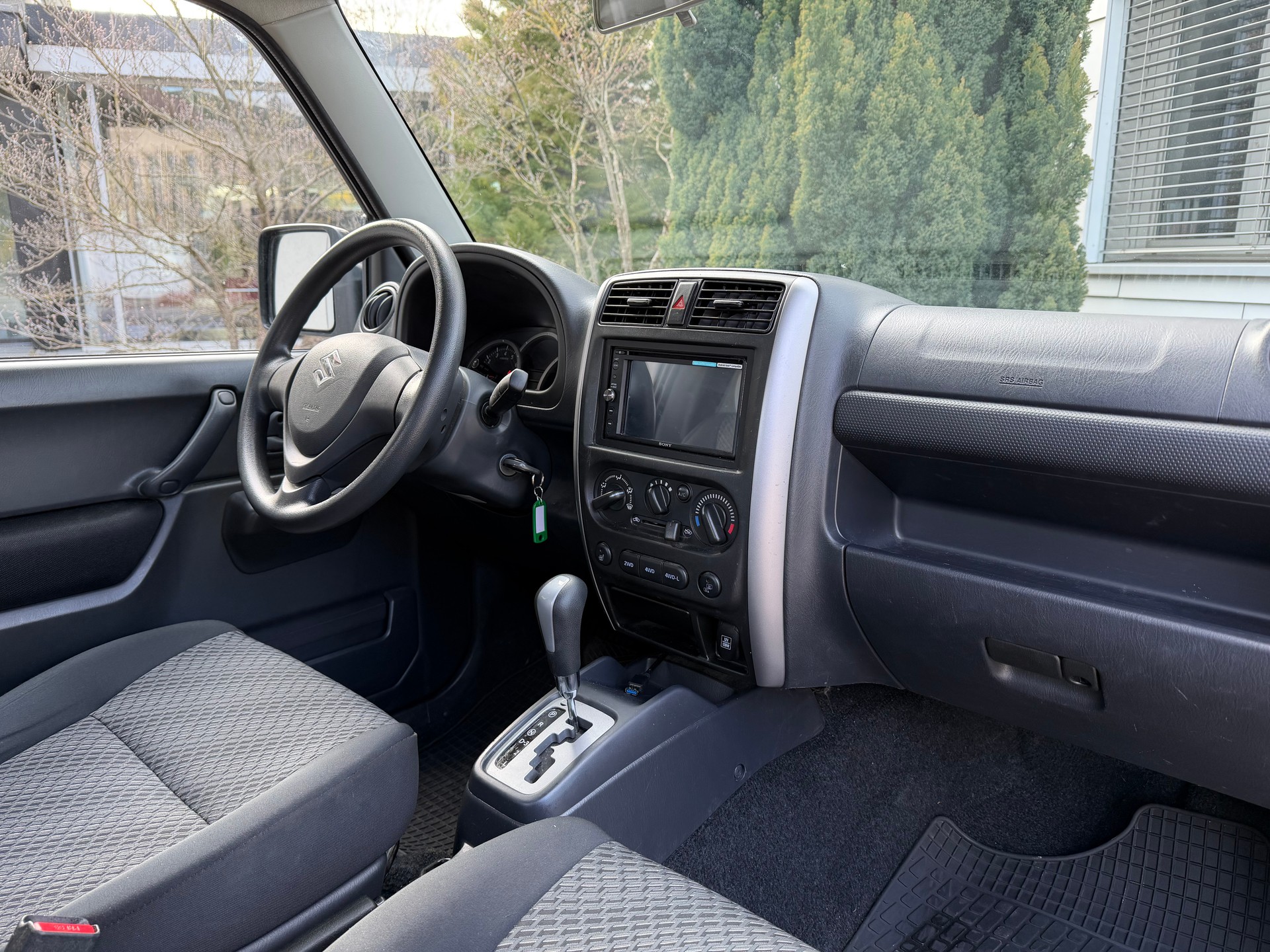 SUZUKI Jimny 1.3 4x4 16V Compact Top Automatic 4-Plätzer *Top-Ausstattung*aus 1. Hand*Servicegepflegt*-image-7