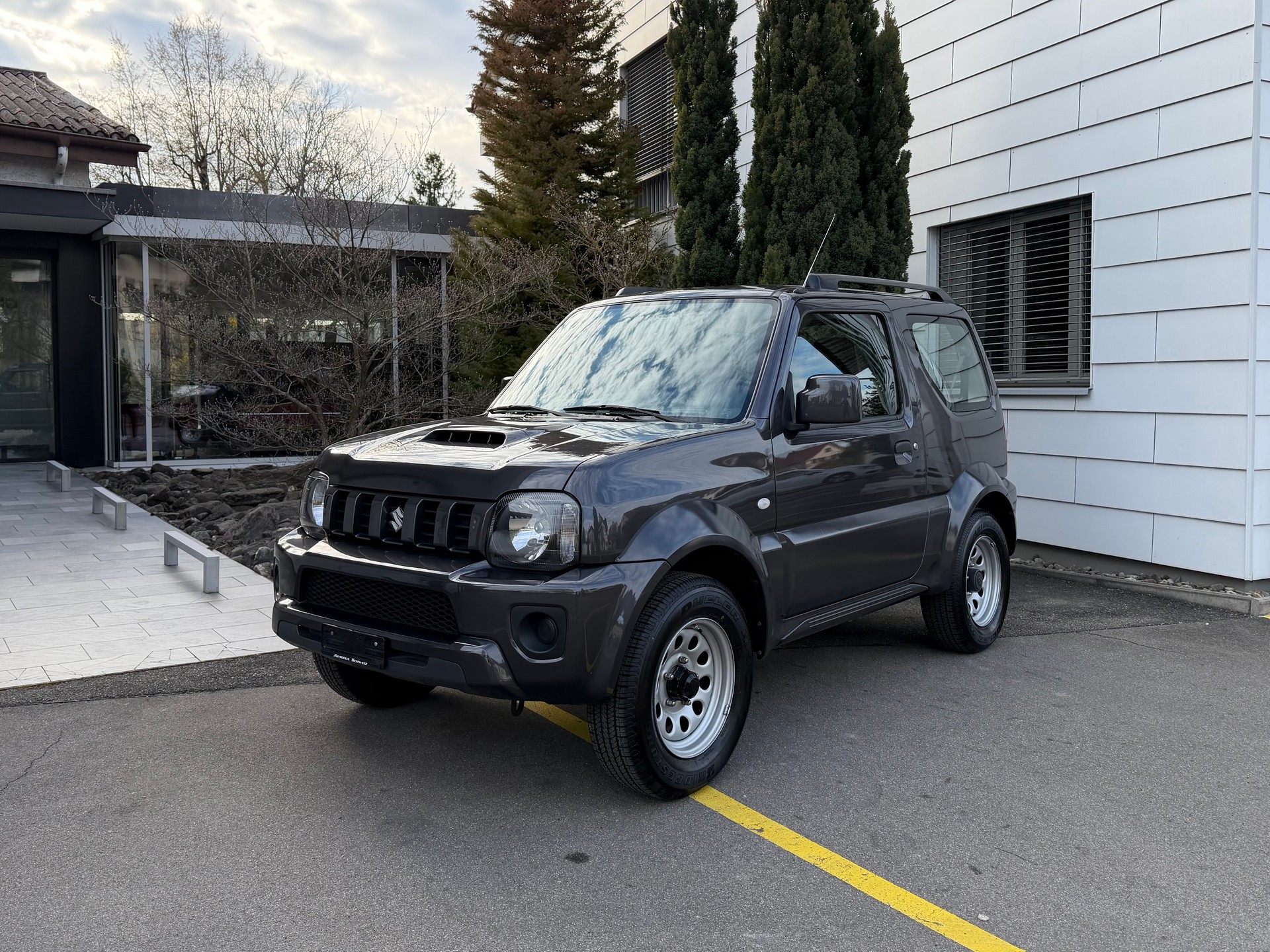 SUZUKI Jimny 1.3 4x4 16V Compact Top Automatic 4-Plätzer *Top-Ausstattung*aus 1. Hand*Servicegepflegt*-image-1