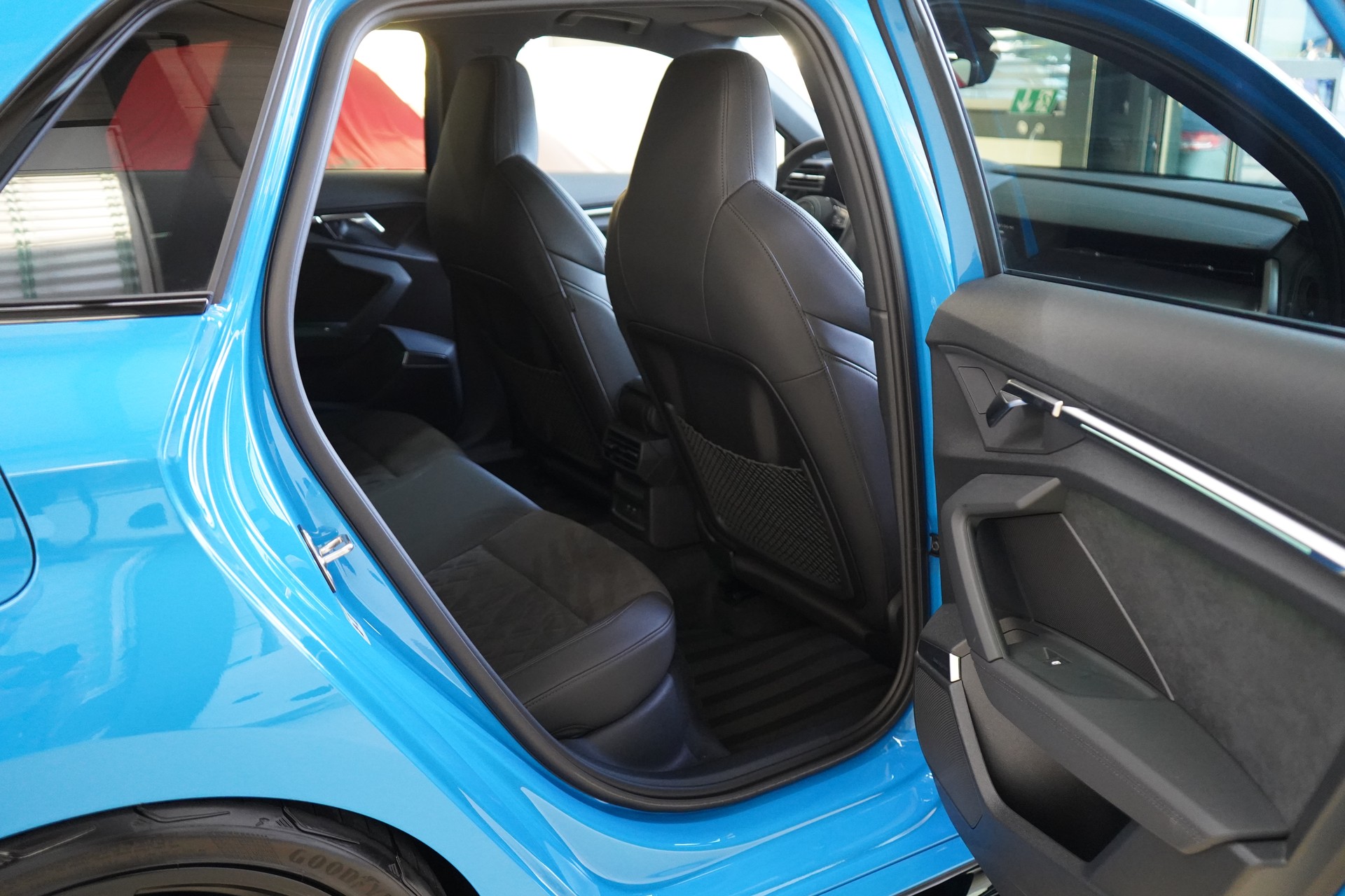 AUDI RS3 Sportback 2.5 TSI quattro S-tronic / Turbo-Blau * APR *-image-29
