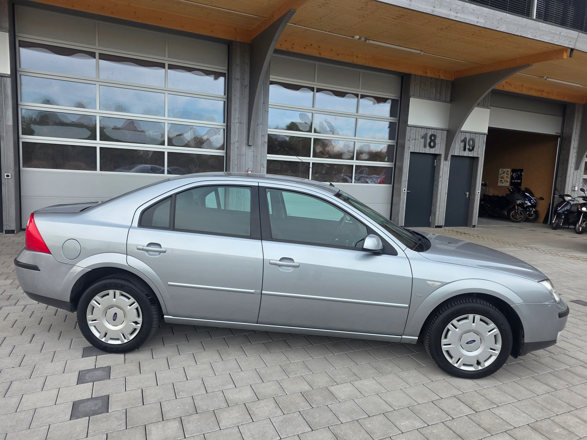 FORD Mondeo 2.5i V6 24V Ghia-image-4