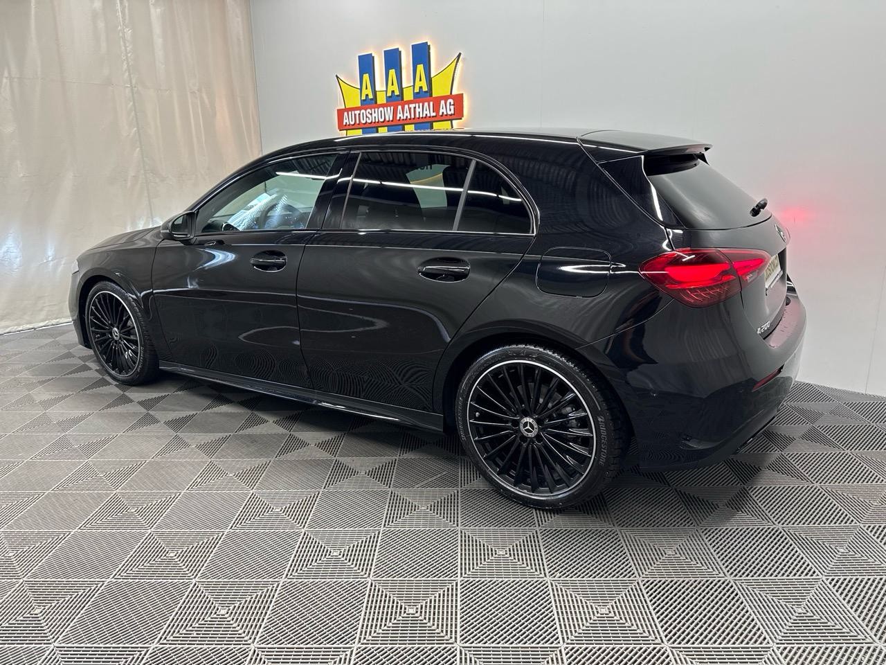MERCEDES-BENZ A 200 DCT AMG Special Edition-showroom-element-1