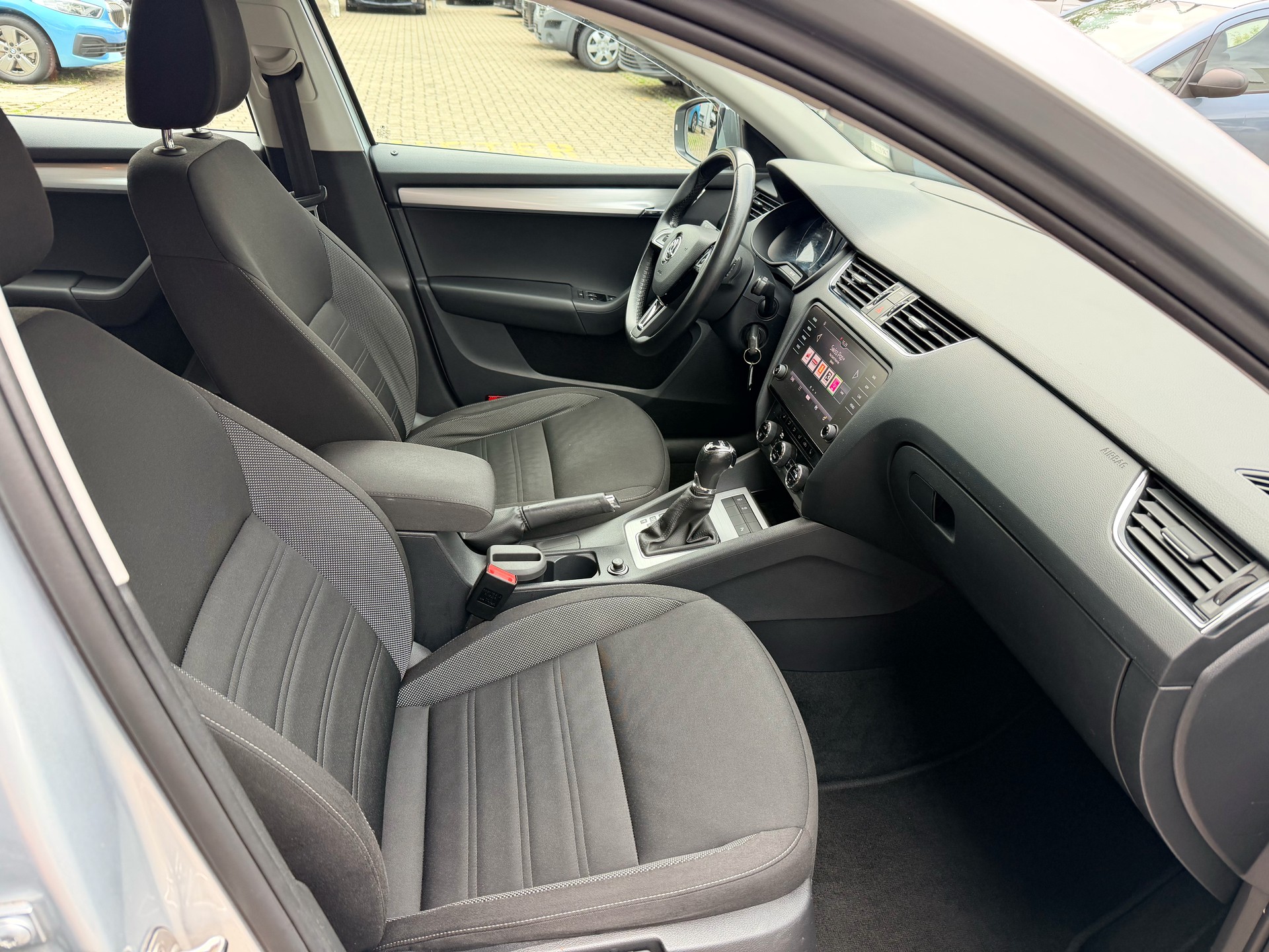 SKODA Octavia Combi 2.0 TDI Ambition 4x4 DSG-image-8