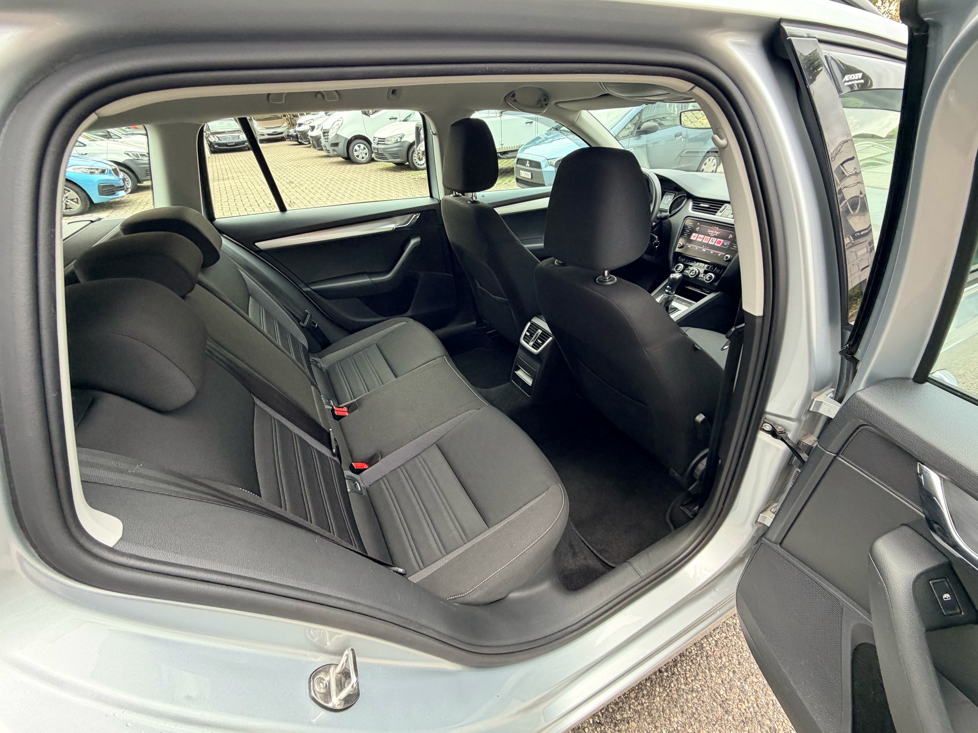 SKODA Octavia Combi 2.0 TDI Ambition 4x4 DSG-image-11