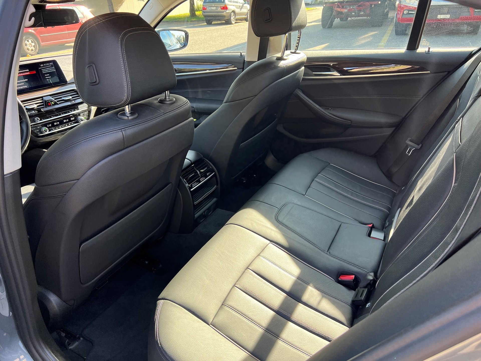 BMW 520d xDrive Essential Edition Steptronic-image-9