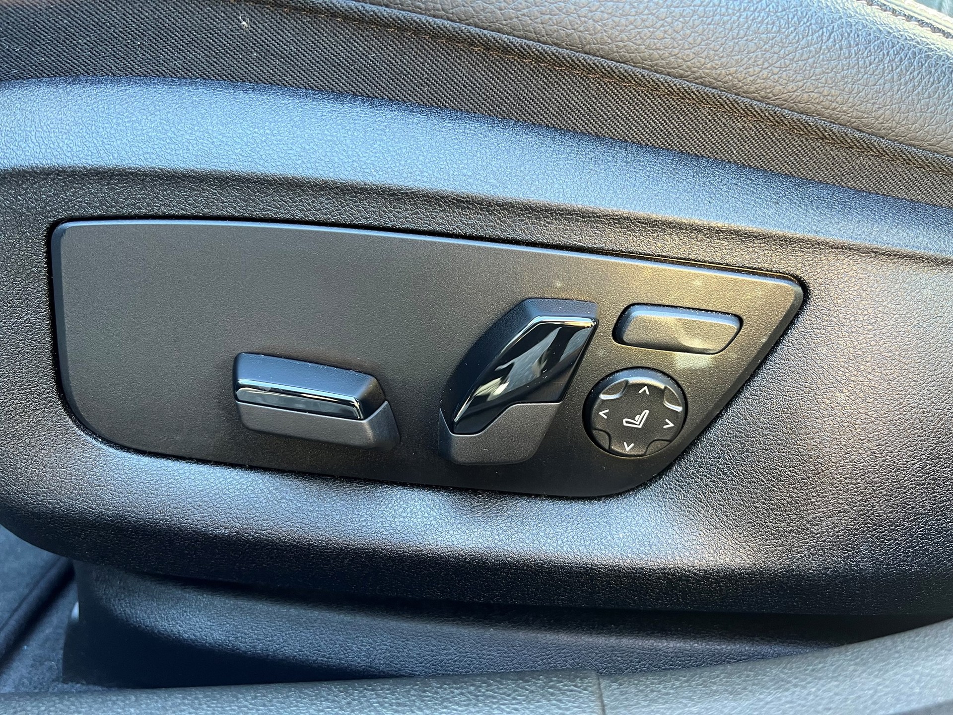 BMW 520d xDrive Essential Edition Steptronic-image-8