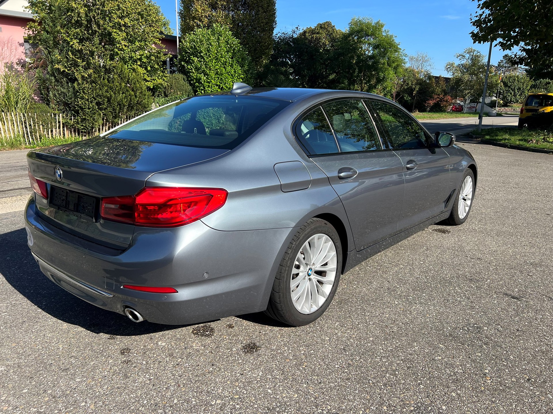 BMW 520d xDrive Essential Edition Steptronic-image-2