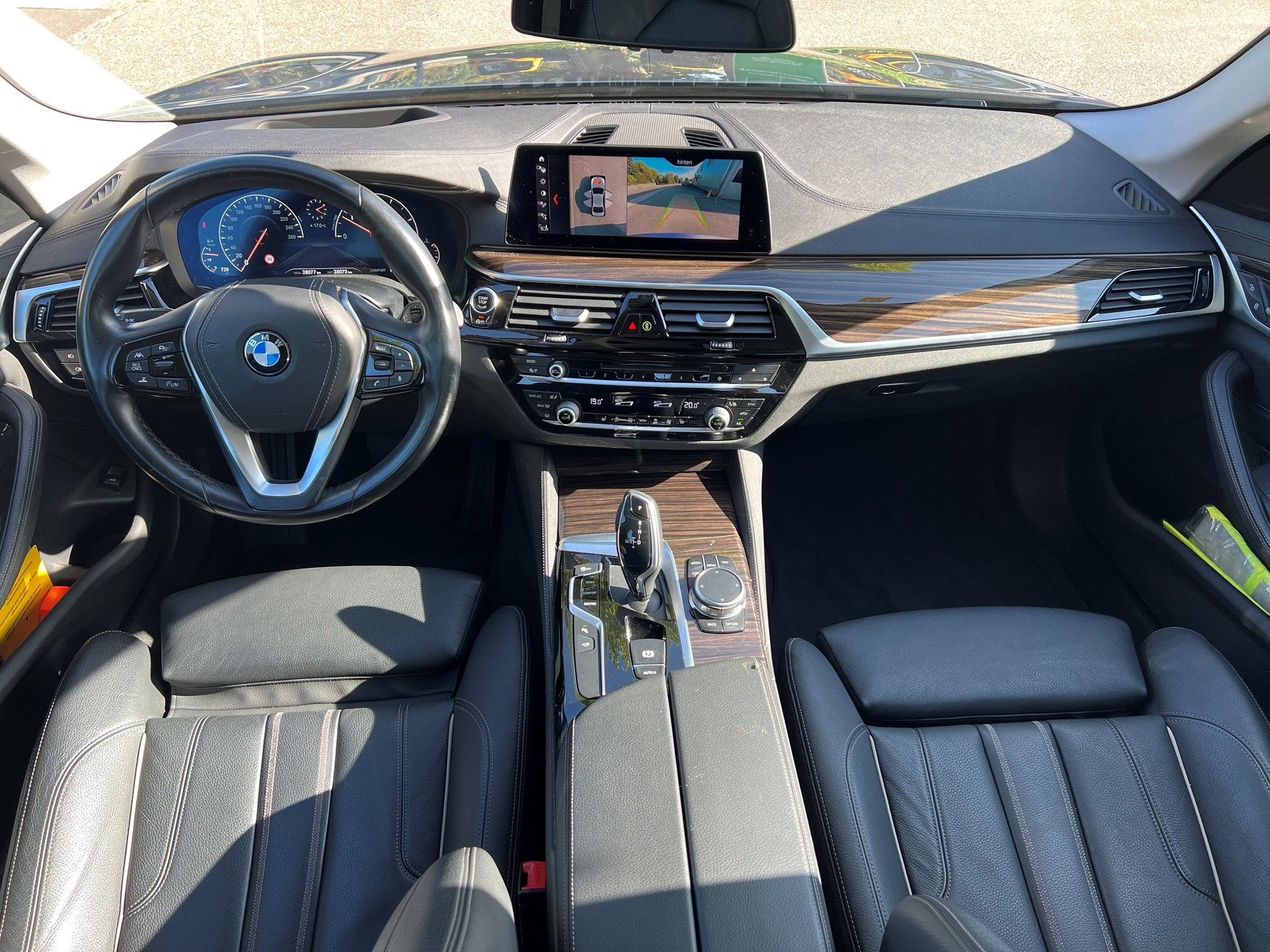BMW 520d xDrive Essential Edition Steptronic-image-10