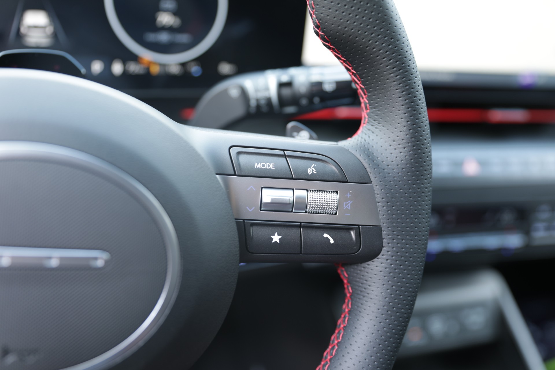 HYUNDAI Kona EV 65.4 kWh N Line-image-13