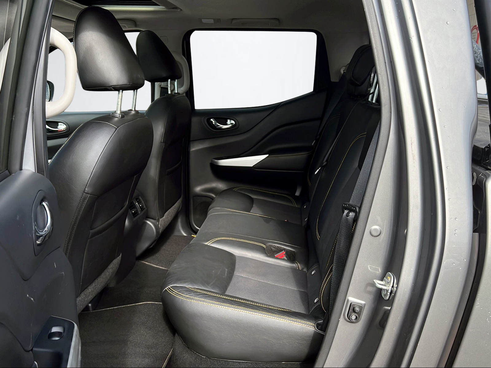 NISSAN Navara 2.3 dCi Double Cab AT32 N-Guard-image-10