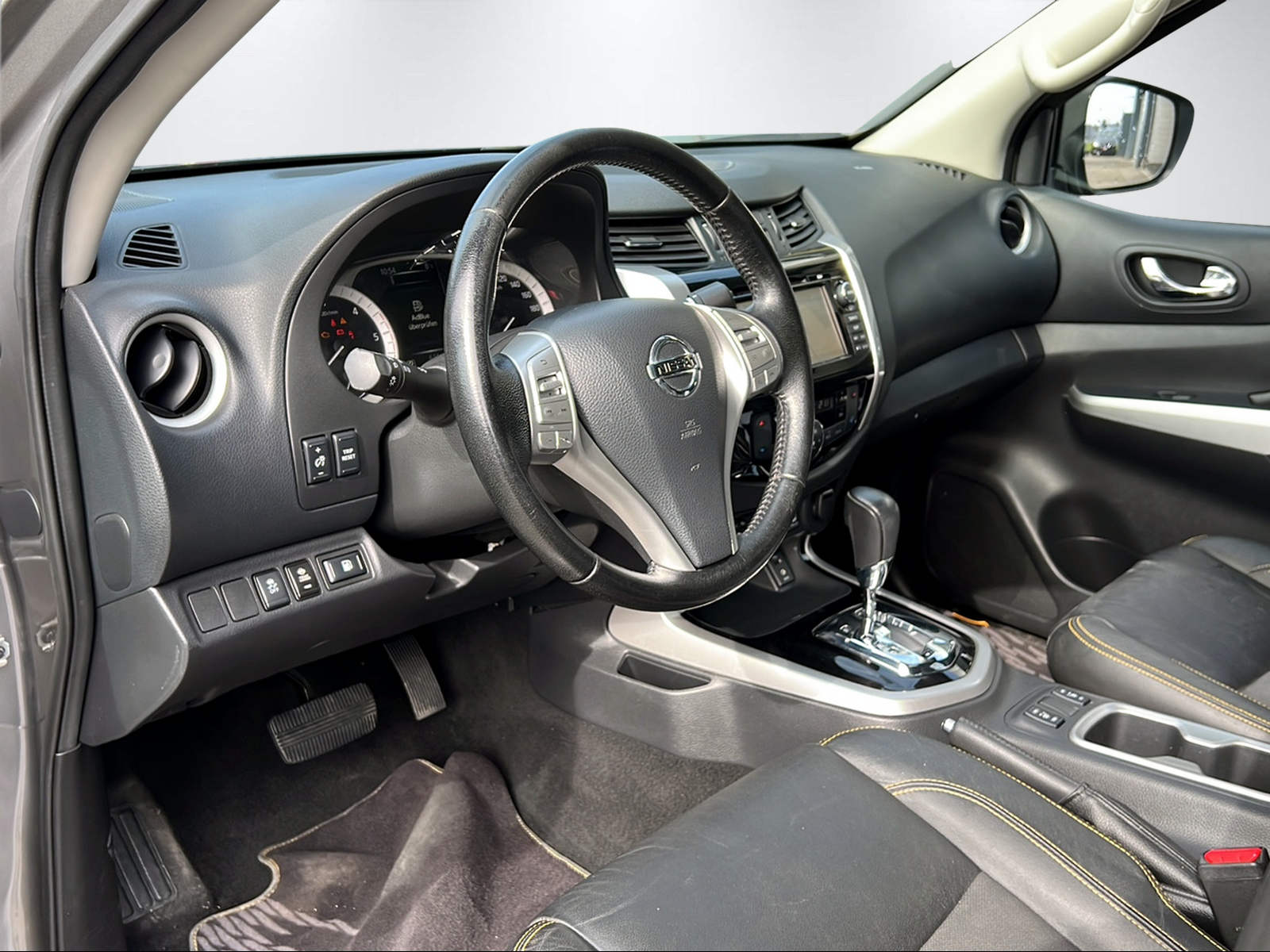 NISSAN Navara 2.3 dCi Double Cab AT32 N-Guard-image-13