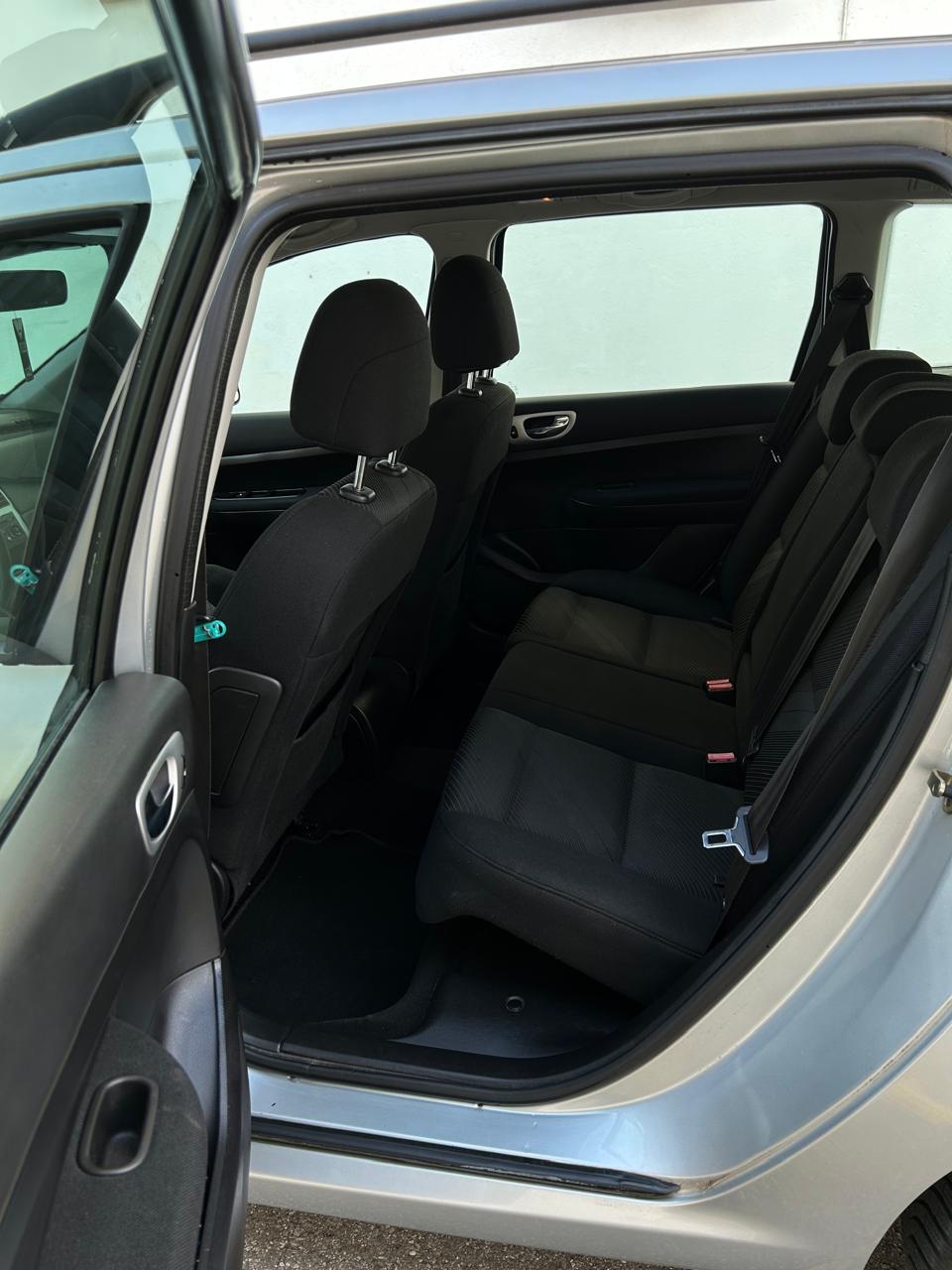 PEUGEOT 307 SW 2.0 HDI Platinum Edition-image-4