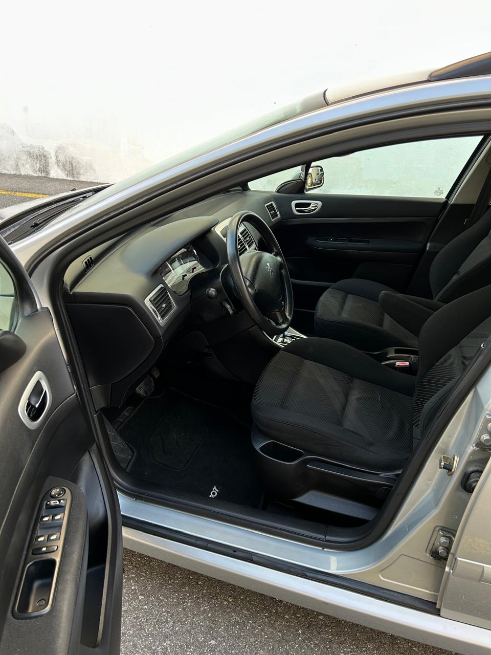 PEUGEOT 307 SW 2.0 HDI Platinum Edition-image-6