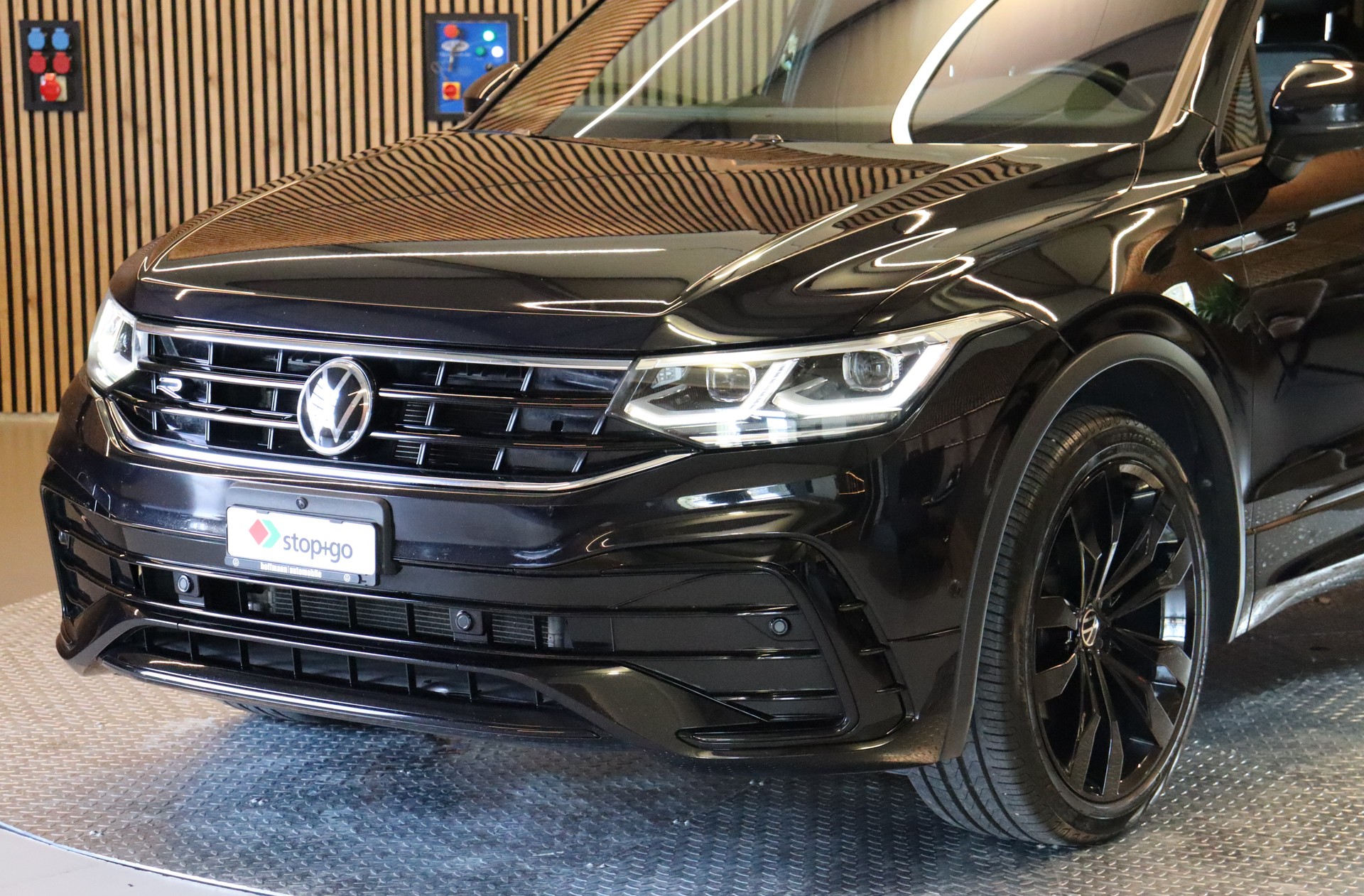 VW Tiguan 2.0 TDI SCR R-Line DSG-showroom-element-1