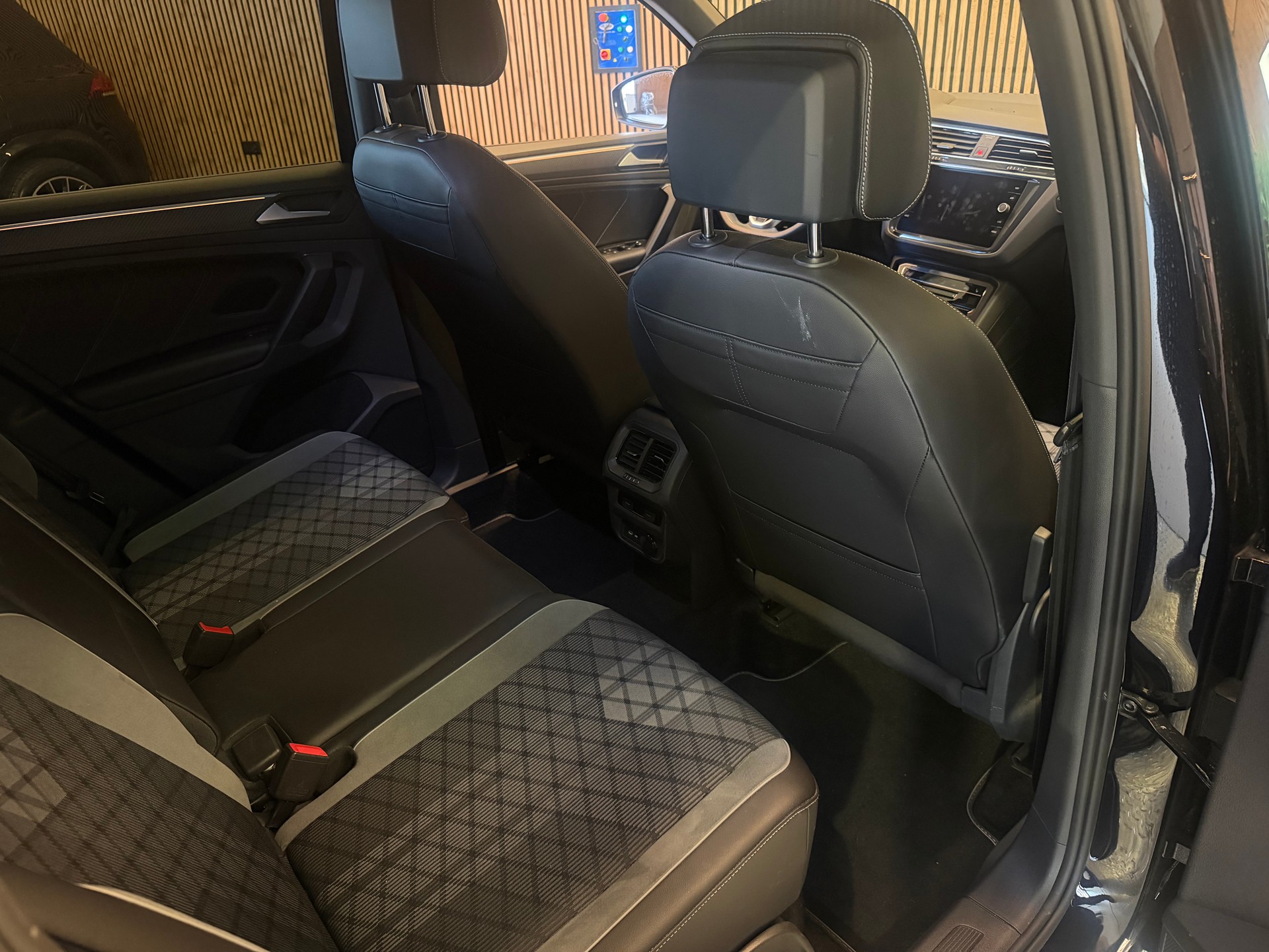 VW Tiguan 2.0 TDI SCR R-Line DSG-image-9