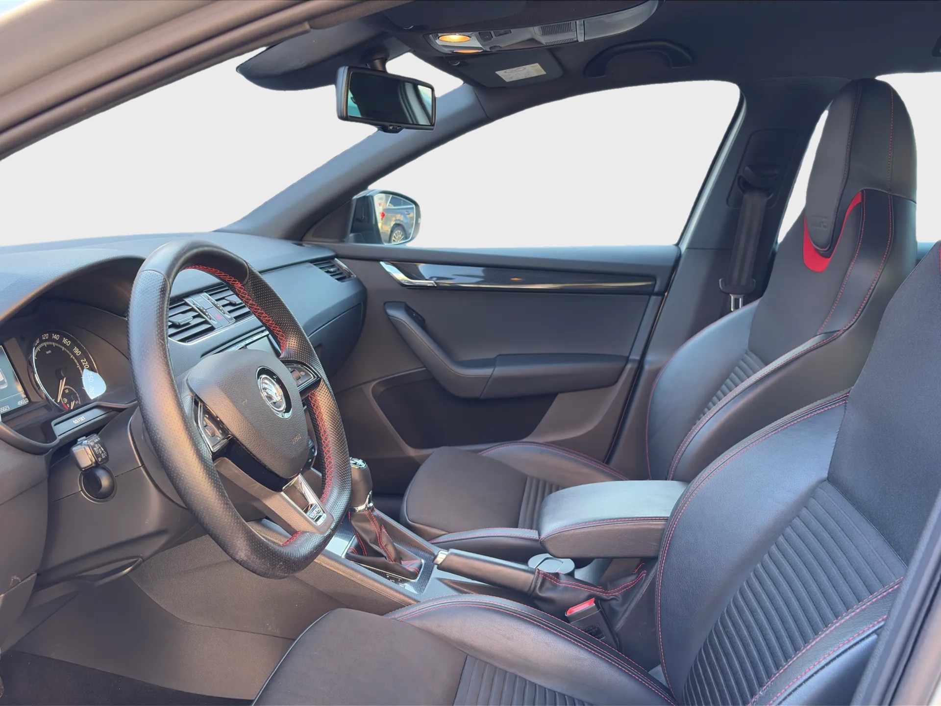 SKODA Octavia Combi 2.0 TSI RS DSG-image-8