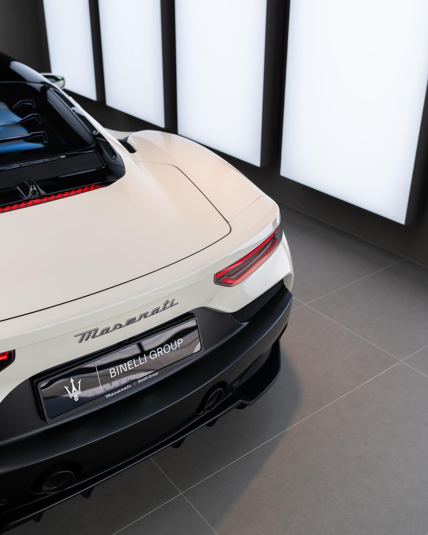 MASERATI MC20 - Bianco Alabastro FUORISERIE-showroom-element-3
