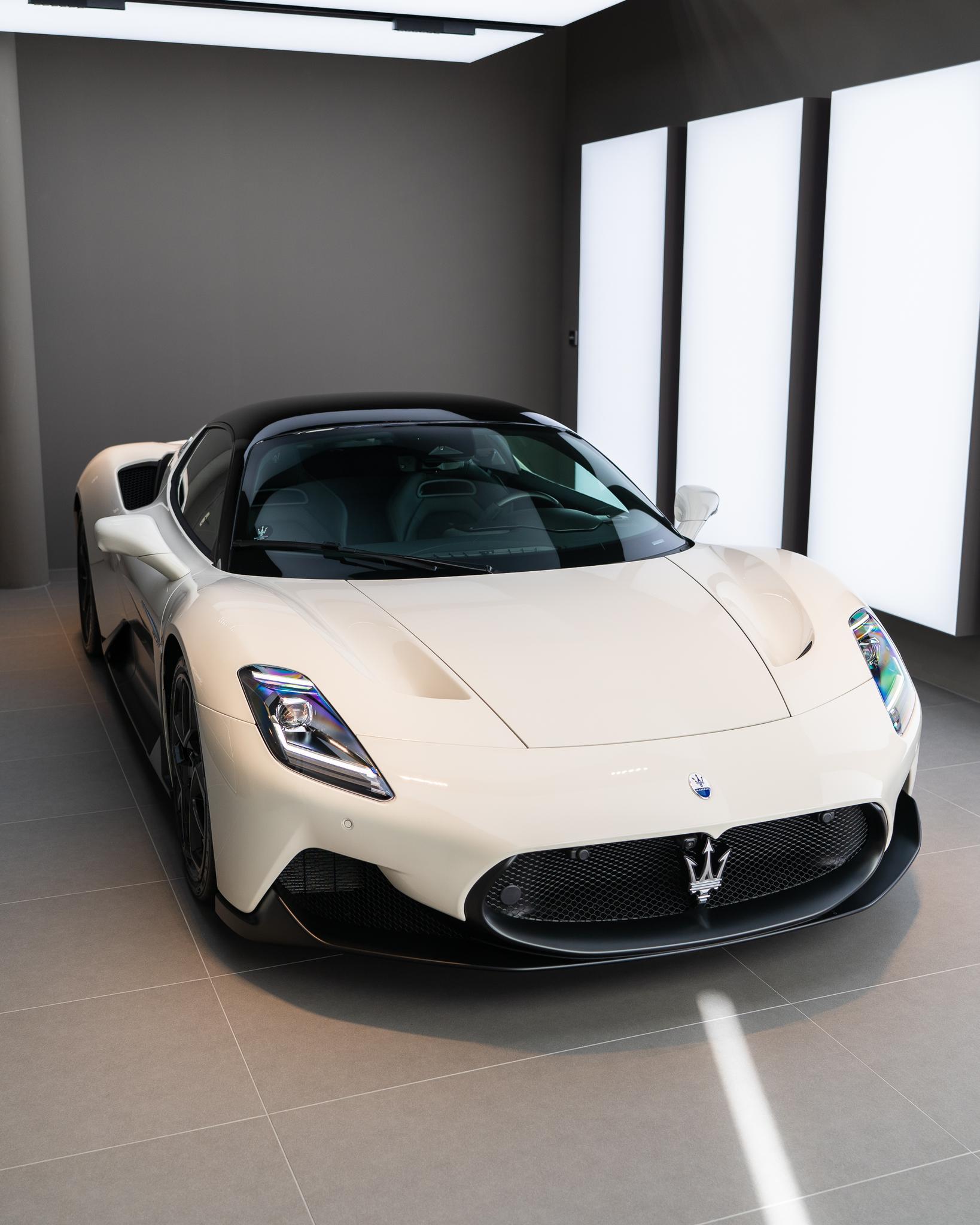 MASERATI MC20 - Bianco Alabastro FUORISERIE-showroom-element-1