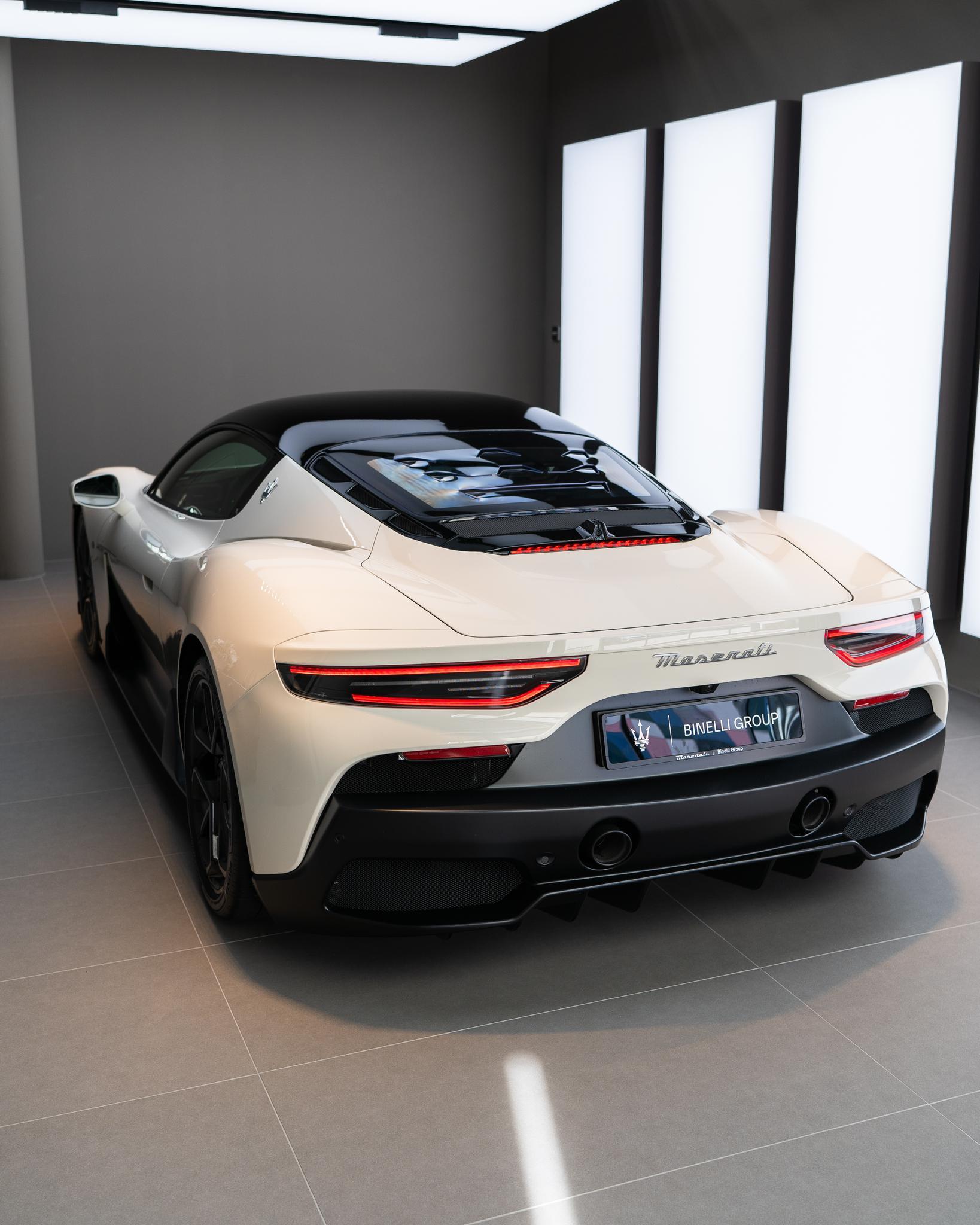 MASERATI MC20 - Bianco Alabastro FUORISERIE-showroom-element-2