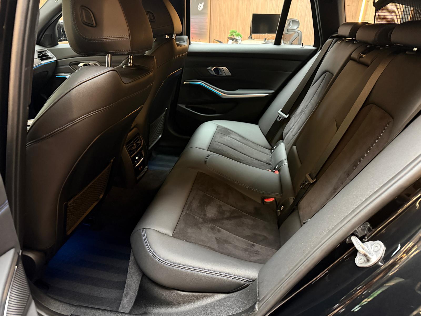 BMW 318i M-Sport Touring-image-16
