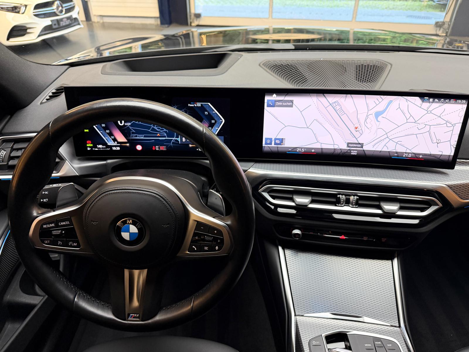 BMW 318i M-Sport Touring-image-11