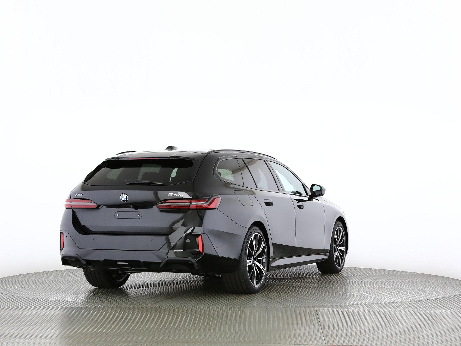 BMW 540d xDrive Touring-showroom-element-1