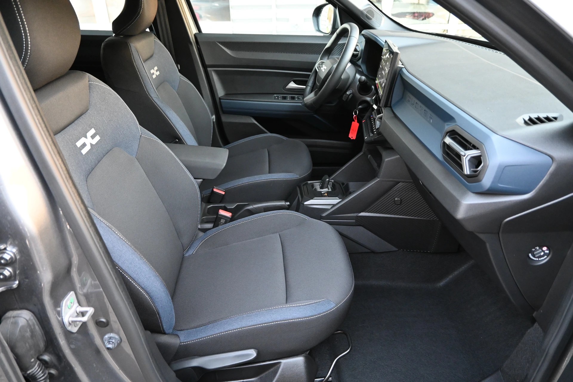 DACIA Duster 1.6 HEV 140 Expression Automat + Werksgarantie 06.2028-image-11