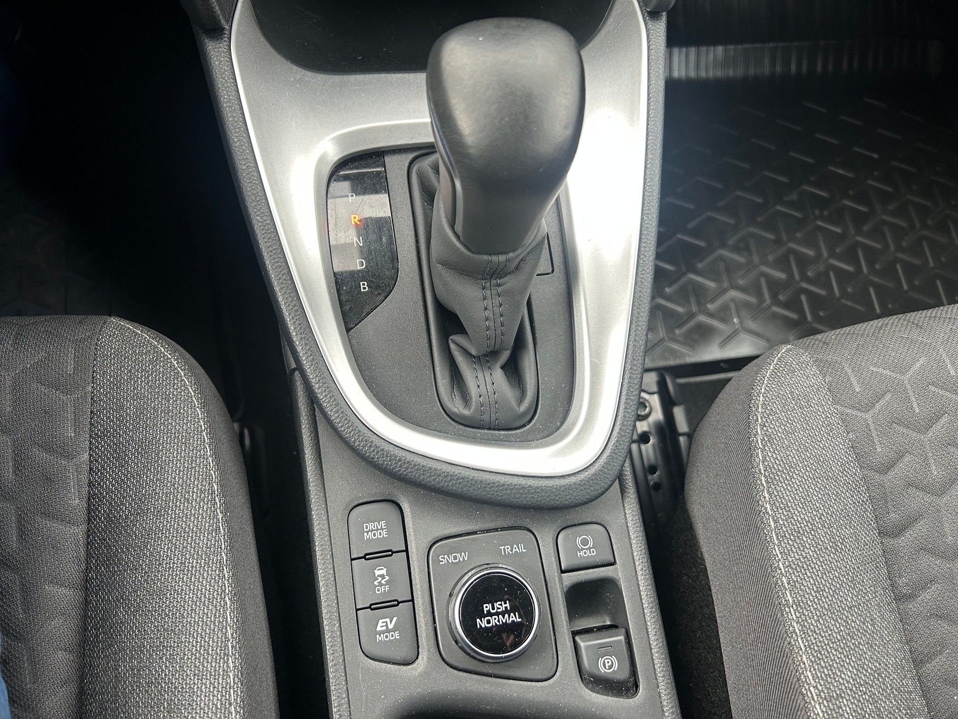 TOYOTA Yaris Cross 1.5 Trend e-CVT AWDi-image-5
