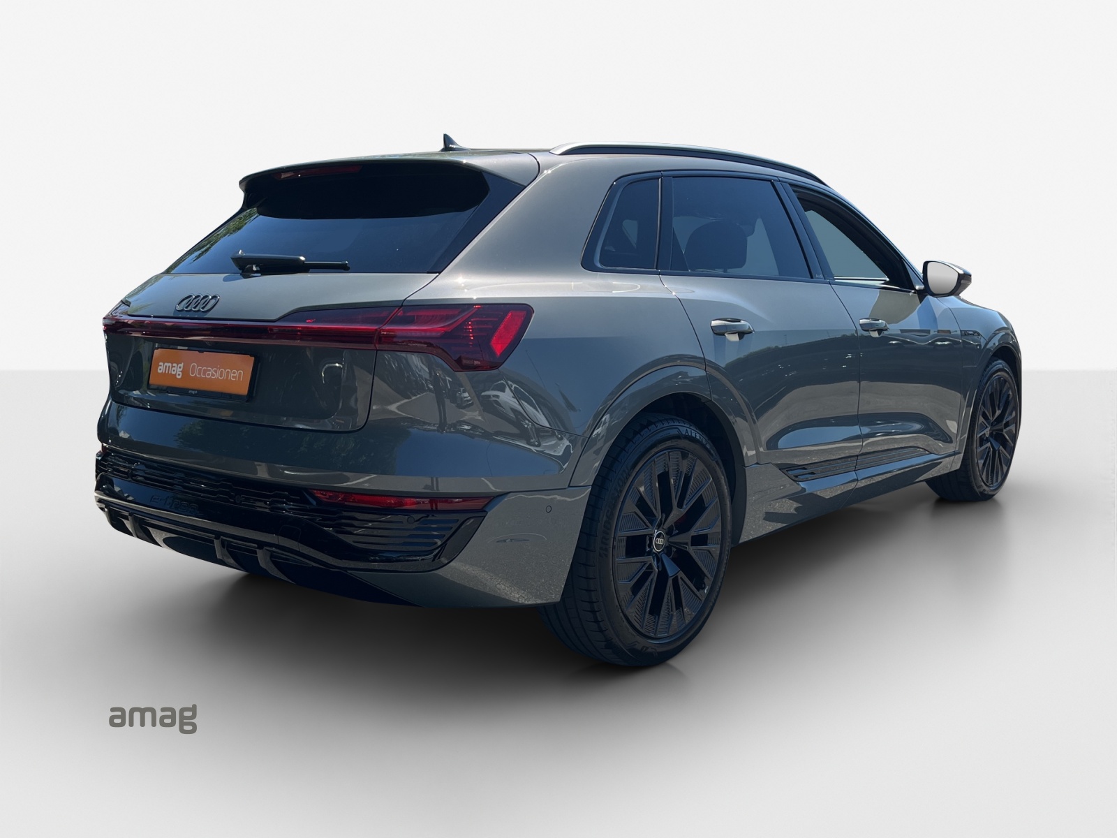 AUDI Q8 55 e-tron Black Edition quattro-image-4