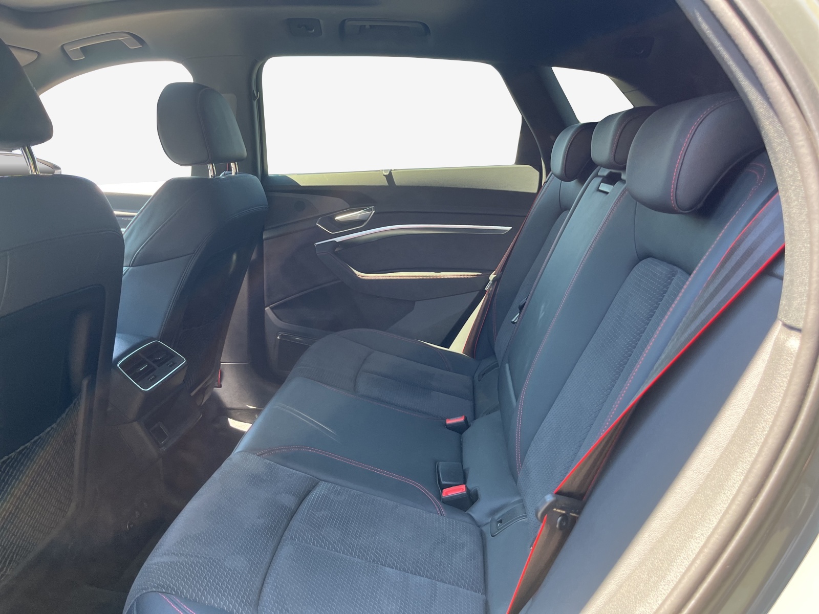 AUDI Q8 55 e-tron Black Edition quattro-image-10