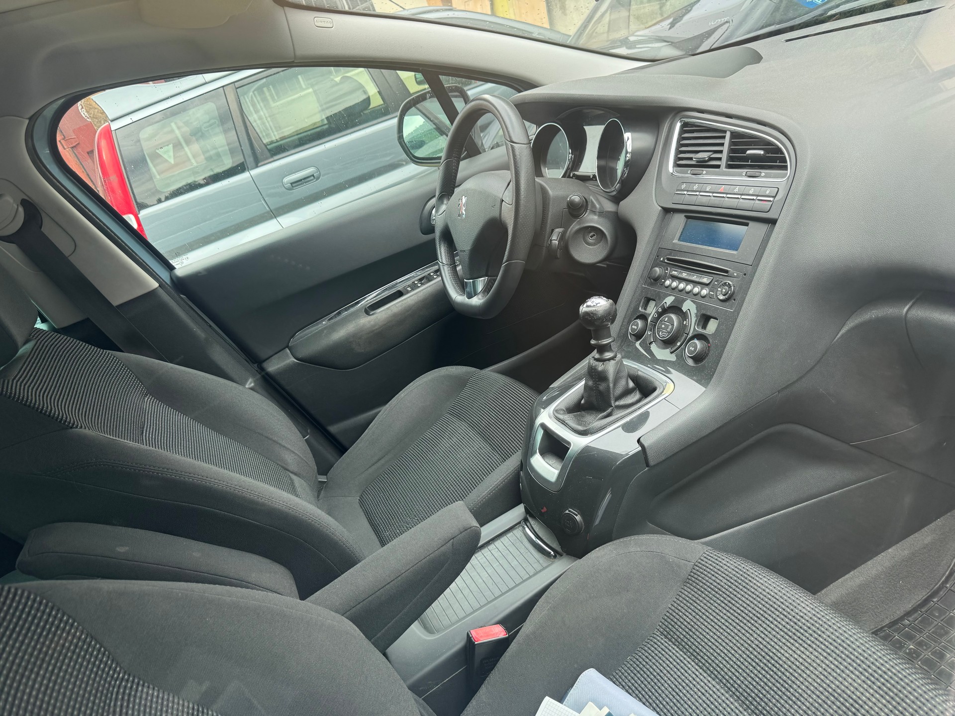 PEUGEOT 5008 1.6 16V T Family-image-4