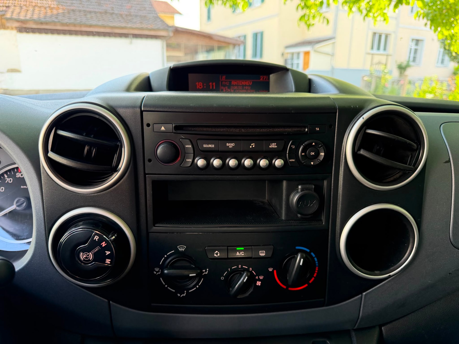 PEUGEOT Partner 1.6 e-HDI Active EGS6-image-15