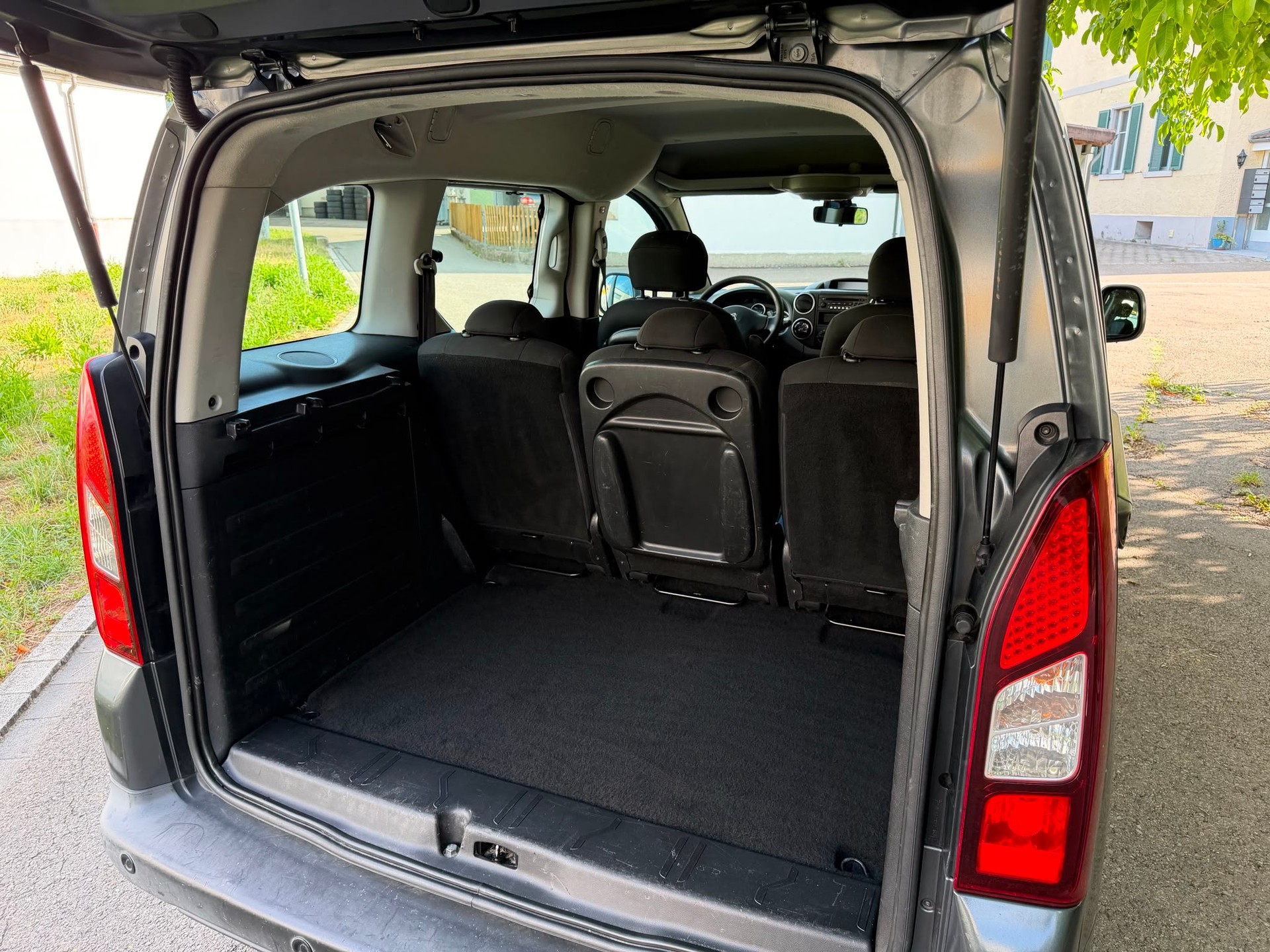 PEUGEOT Partner 1.6 e-HDI Active EGS6-image-9