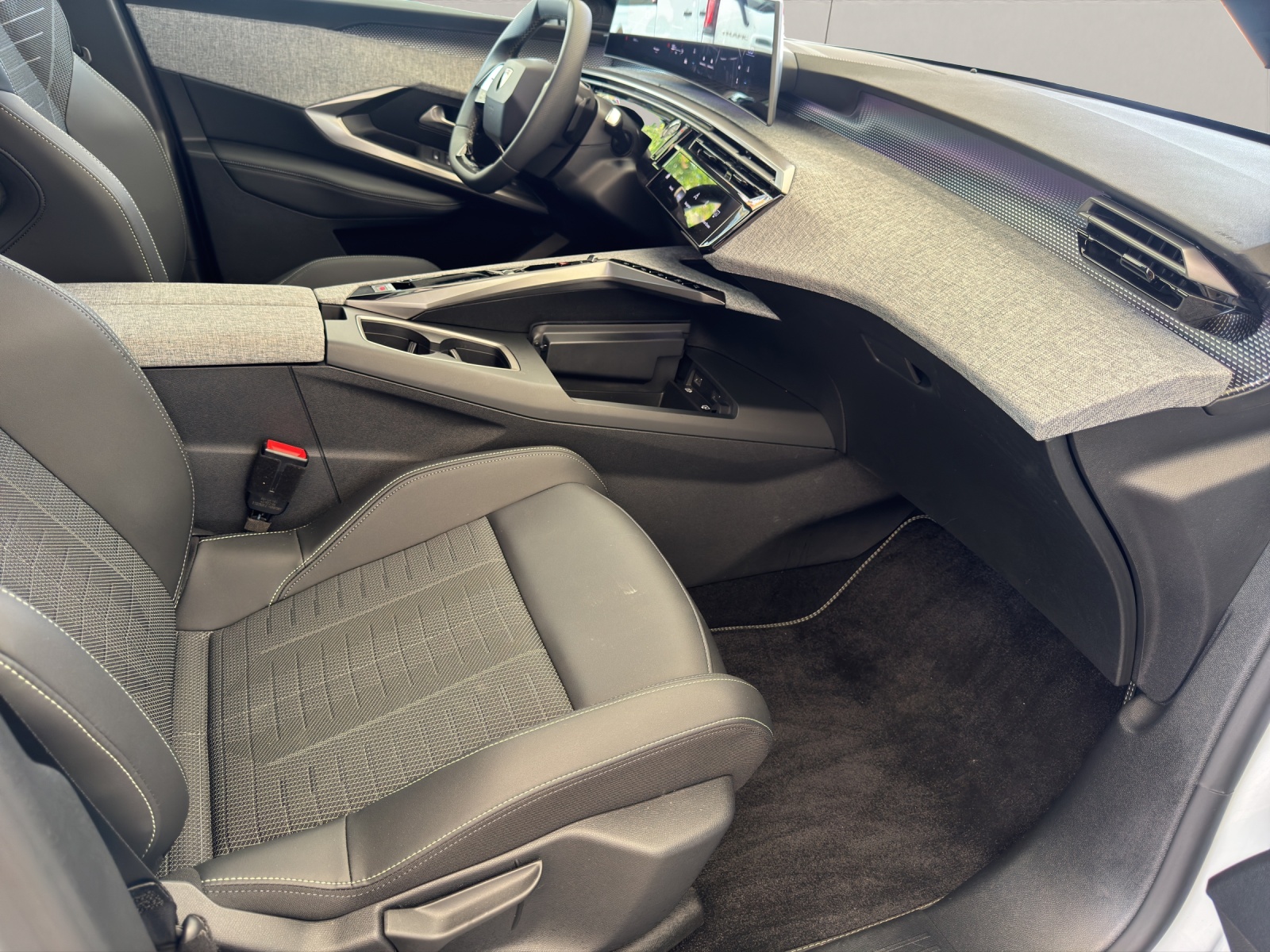 PEUGEOT 3008 1.2 Hybrid 145PS GT *Automat*-image-9