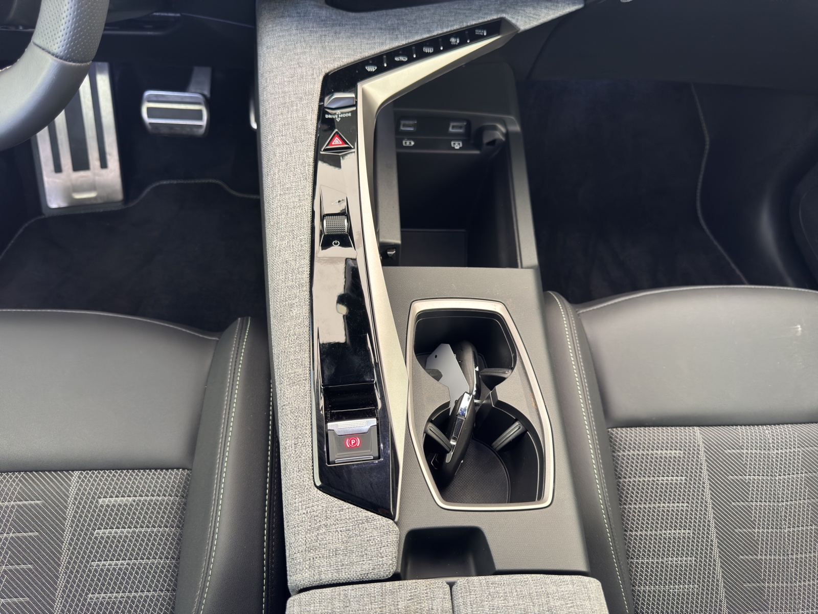 PEUGEOT 3008 1.2 Hybrid 145PS GT *Automat*-image-11